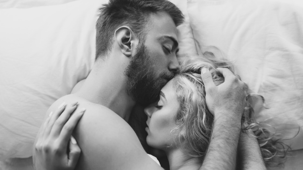 8 Behaviors Men Show When They’re With Their True Love