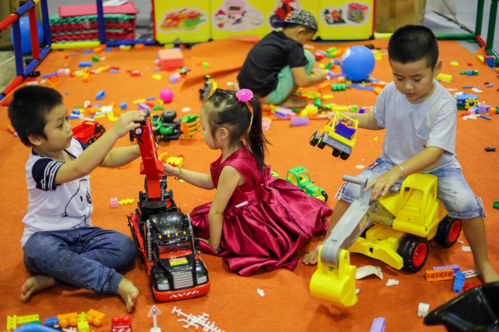 Do you think parents should buy more toys for their kids or spend more time with them?